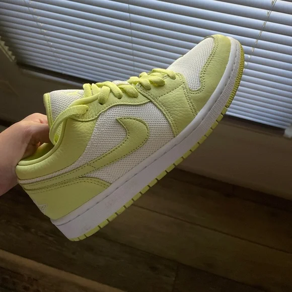 Nike Air Jordan 1 - Picture 3 of 10